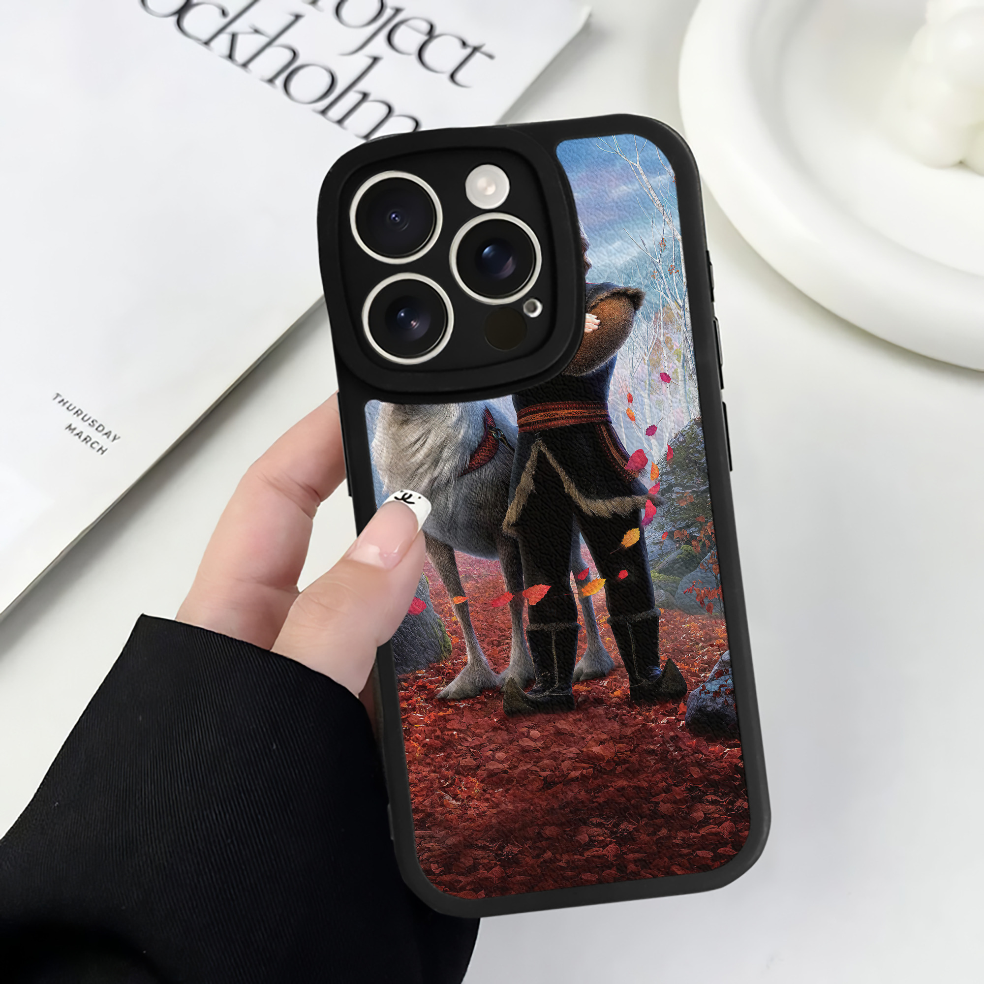 （画像用） アナと雪の女王 アンナ エルサ Frozen Anna Elsa 【iPhone 16シリーズ対応】シリコンスマホケース（レザー調） 材質：シリコン